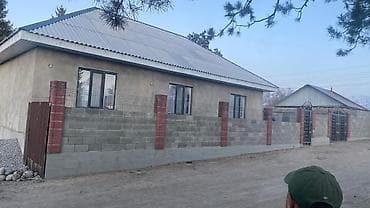 Продаётся одноэтажный жилой дом с двориком и ограждением. Планировка