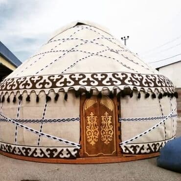 палатка туристическая: Боз үйлөрдү ижаралоо, Каркасы Жыгач, 100 баштан көп, Казан, Идиш-аяк, Полу менен — 16