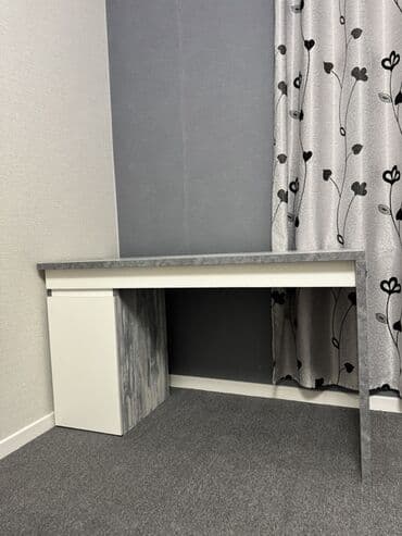 рабочий стол: Компьютерный стол, С полками — 1