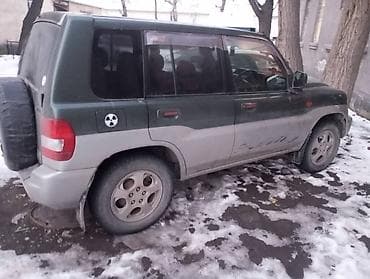 Компактный внедорожник 5‑дверный, тёмно‑зелёный верх/серый низ