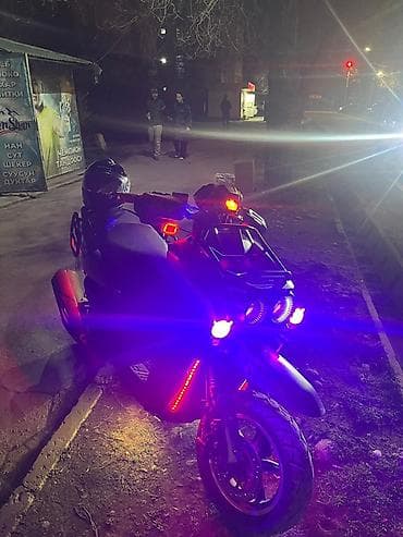 Скутерлер: Скутер/мопед с тюнингом освещения и туристическим оснащением — 3