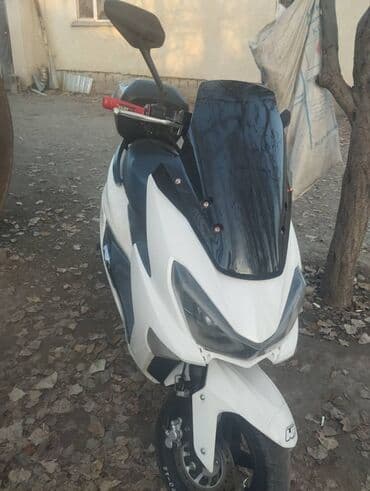 Скутер/макси-скутер белого цвета с агрессивным спортивным дизайном at lalafo.kg Скутер/макси-скутер белого цвета с агрессивным спортивным дизайном