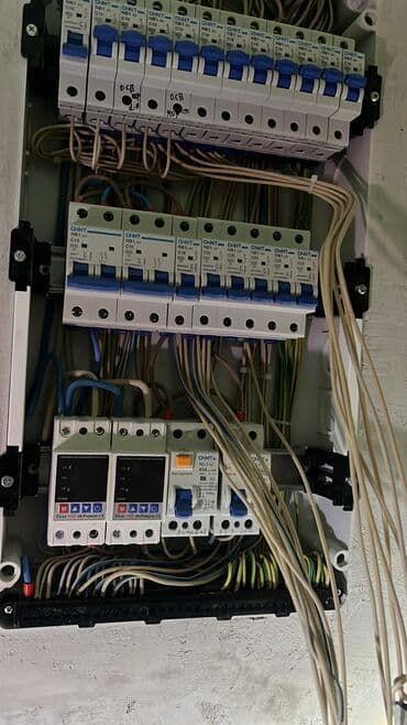 требуется уборку: Электрик. С опытом — 2