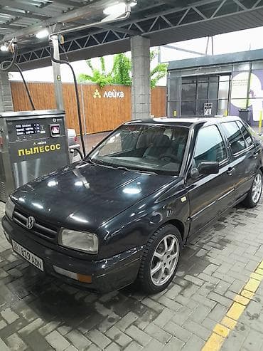 Volkswagen Vento: 1993 г., 1.8 л, Механика, Бензин, Седан — 3