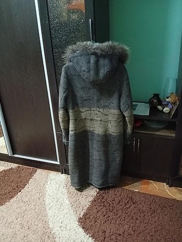 Женское зимнее пальто с капюшоном и меховой опушкой. - Длина: миди