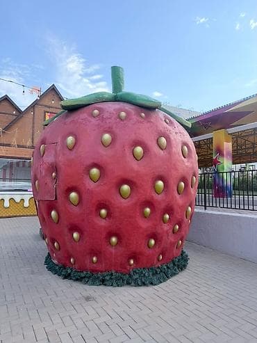 продажа домов он киркомстром: Продаю клубнику‑киоск и вывески! Только сама конструкция (клубника) + — 1