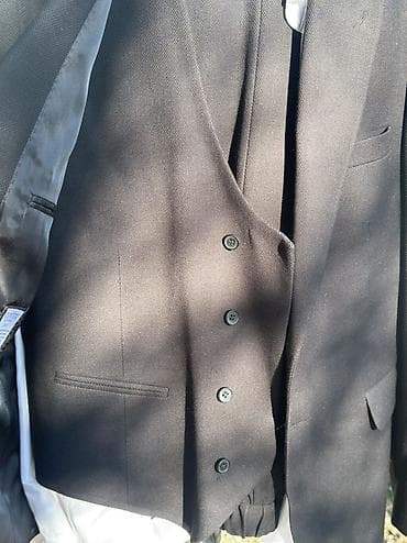 красный пиджак: Классический мужской костюм-тройка, чёрный Состав комплекта: - пиджак — 4