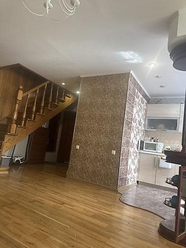 Просторный квартира с открытой планировкой и деревянной отделкой -