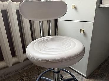 office chair: Стул на колёсиках с регулируемой высотой и опорой для ног. Б/У - — 2