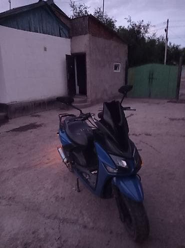 тормозных дисков: Скутер/мопед городского типа, с агрессивным дизайном пластика. Цвет – — 1