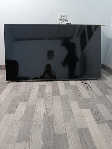 Большой плоский телевизор с тонкими рамками.экран сломанный, можно на