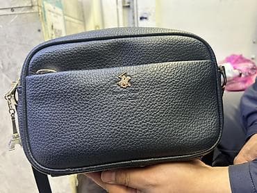 i store: Сумка через плечо из фактурной эко‑кожи, цвет черный. Особенности: - — 2