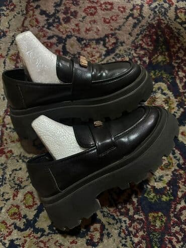 Черные лоферы на массивной рифленой подошве, выполненные из гладкой