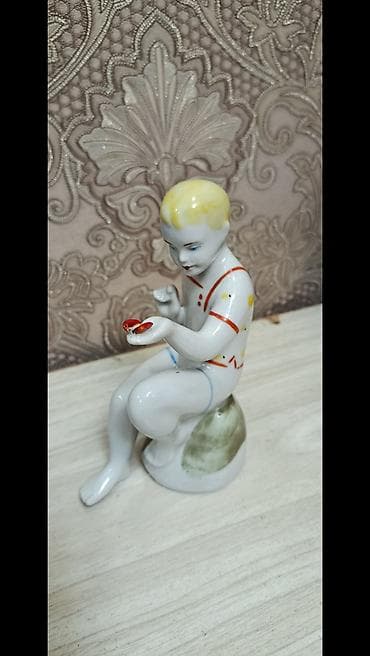 Фарфоровая статуэтка «Мальчик с божьими коровками». - Материал
