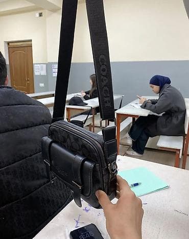 Сумки: Барсетка, Coach, Материал: Экокожа, Регулируемый ремень, Б/у — 1
