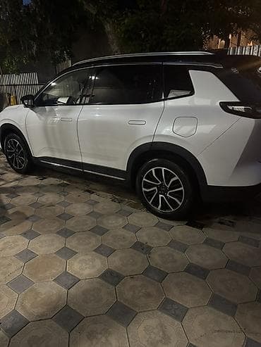 solutions elementary: Электромобиль кроссоверного класса с современным интерьером и — 7