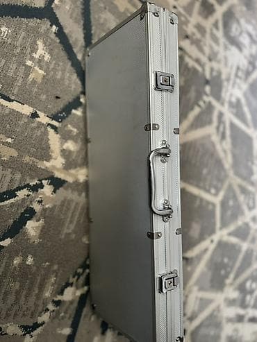 Спорттук сумкалар: Покерный набор в алюминиевом кейсе. Состав: - Фишки казино-стиля — 2