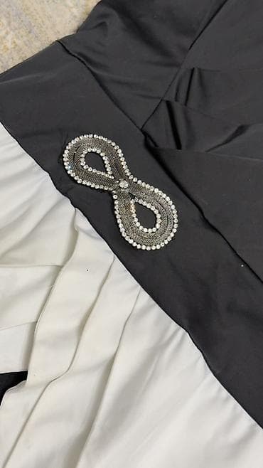 off white: Черно-белое коктейльное платье-футляр - Силуэт: приталенное, длина до — 2