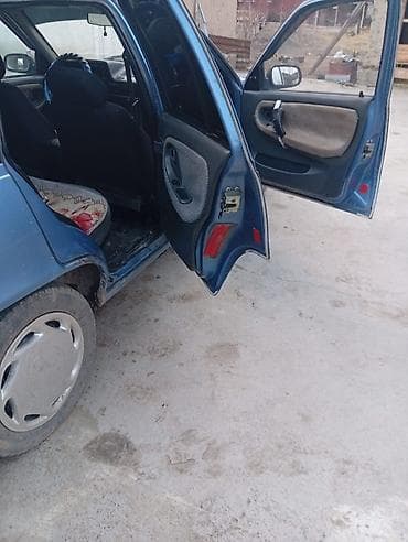 Другие автомобили: Седан синего цвета, 4 двери, передний привод. Кузов классических — 3