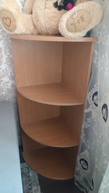 напольные полки: Элегантная угловая полка из светлого дерева с тремя вместительными — 8