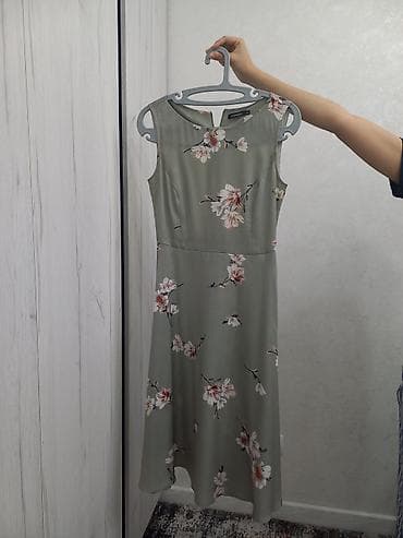 Платье Pompa, миди, без рукавов. Цвет — мягкий оливково‑серый с нежным