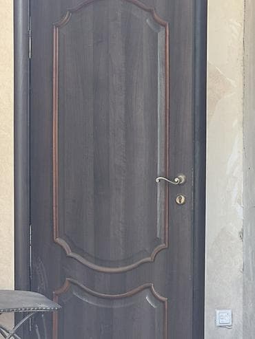 Межкомнатная дверь, Б/у, Глухие, Одностворчатая, Деревянная, Распашная, Хайтек, цвет - Коричневый