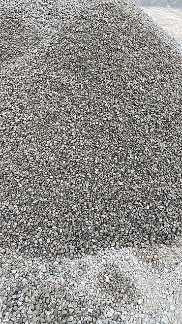 Ремонт и строительство: Щебень фракции мелкой/средней (примерно 5–20 мм), серо‑натуральный — 1