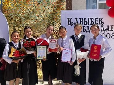 ленты для выпускного: Букеты с красными розами для школьных мероприятий - Классические — 1