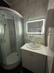 дом для встречи гостей: Доброго времени суток Каракол! 📍В городе Каракол в гостевом доме — 32