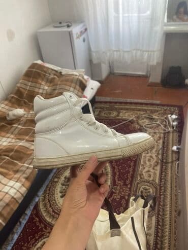 искры для обуви: Высокие кеды белого цвета. - Материал верха: глянцевая экокожа. - — 2