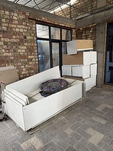 Модульные торговые/интерьерные конструкции из ЛДСП белого цвета