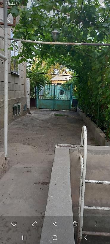продаю дом дордой 1: Продаётся дом дача.Трёх уровней.Первый этаж это цокольный.Там — 4