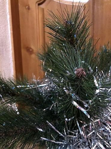 small table: Продаю маленькую новогоднюю елку Высота 40 см Хорошее состояние — 3