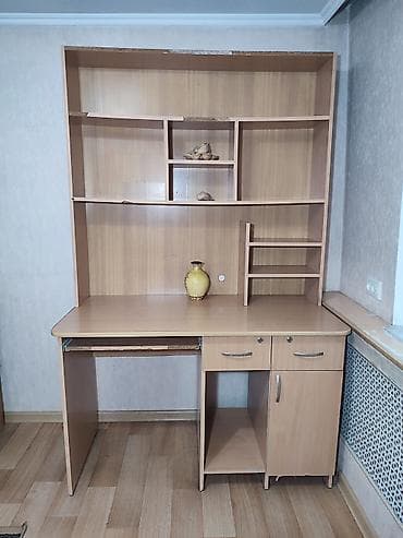 Компьютердик үстөлү, Колдонулган, Текчелери бар — 2