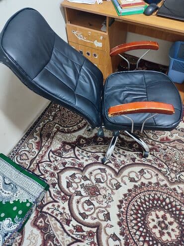 стулья офис: Офисное кресло, С колесиками, цвет - Черный, Экокожа — 2