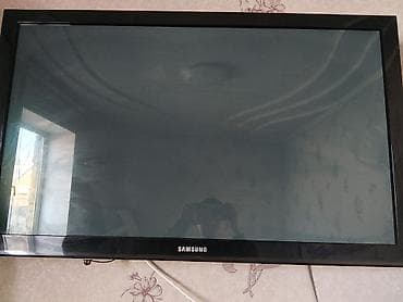 Телевизор Samsung, диагональ экрана примерно 32"–37" (визуально)