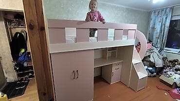 двухъярусная кровать и письменный стол: Кровать-чердак, выполненная в светлых тонах с розовыми вставками — 6