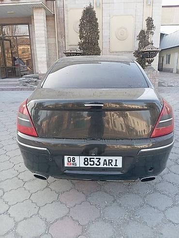 рамка авто: Черный седан класса C/D с передним приводом. Кузов и экстерьер: - — 4