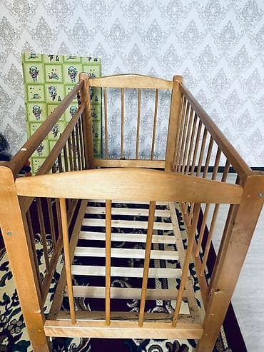 Детская кроватка из массива дерева (натуральный светлый цвет). -