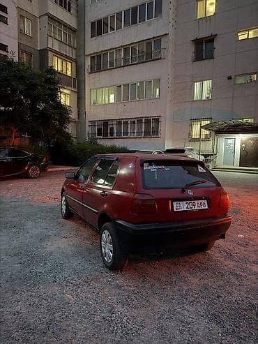 неделю: Volkswagen Golf: 1994 г., 1.8 л, Механика, Бензин, Хэтчбэк — 4