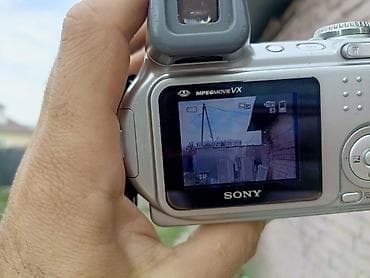 Цифровой фотоаппарат Sony (серия Cyber-shot, с видоискателем и экраном — 4