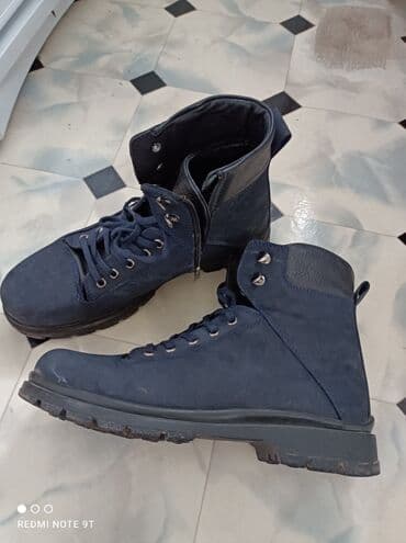 Киреге берилүүчү кийимдер: Натуралка, нубук,Турция, почти новые, одевали два раза. Размер не — 2