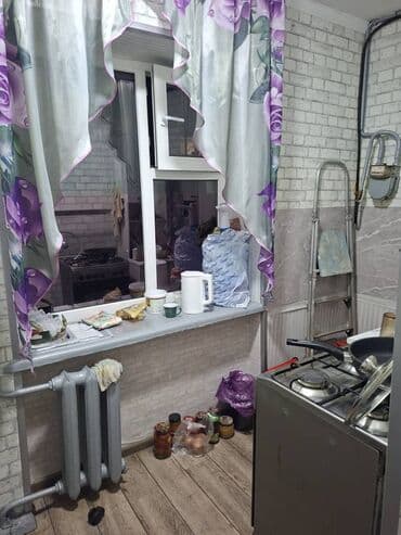 срочно продаётся 1 комнатная квартира в районе ошского рынка по улице молодая гвардия: 1 бөлмө, 25 м², Жатакана жана мейманкана түрүндө, 2 кабат, Косметикалык ремонт — 2
