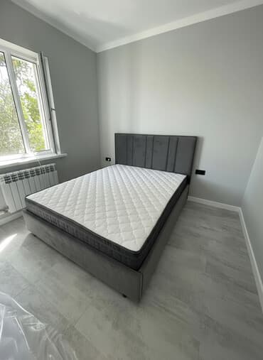 функциональные кровати для дома: Двуспальная кровать с мягким изголовьем и матрасом Стандартная высота — 1