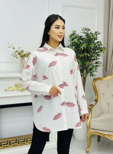 Рубашка оверсайз с оригинальным принтом в виде губ, выполненная в