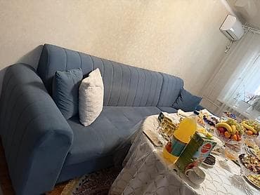 Прямой диван в современном стиле, обитый мягкой тканью