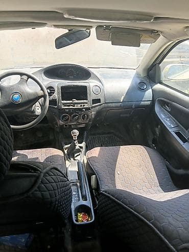 ручка кпп с 4: Автомобиль седан жёлтого цвета. Особенности и комплектация: - 4 — 5