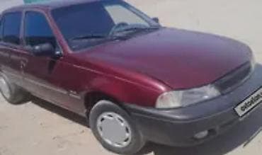 двигатель портер 1: Автомобиль седан компакт-класса бордового цвета. Кузов с 4 дверями — 1