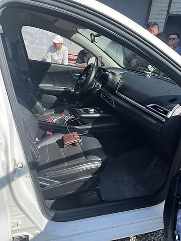 Седан белого цвета с просторным салоном и большим багажником