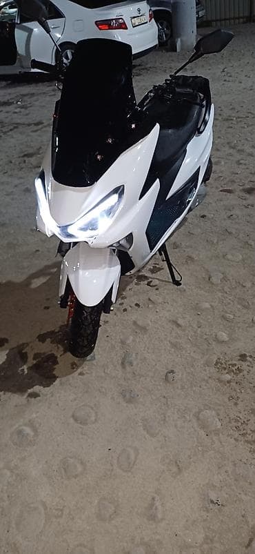 средний низкий: Скутер/макси-скутер белого цвета с высоким тонированным ветровым — 2